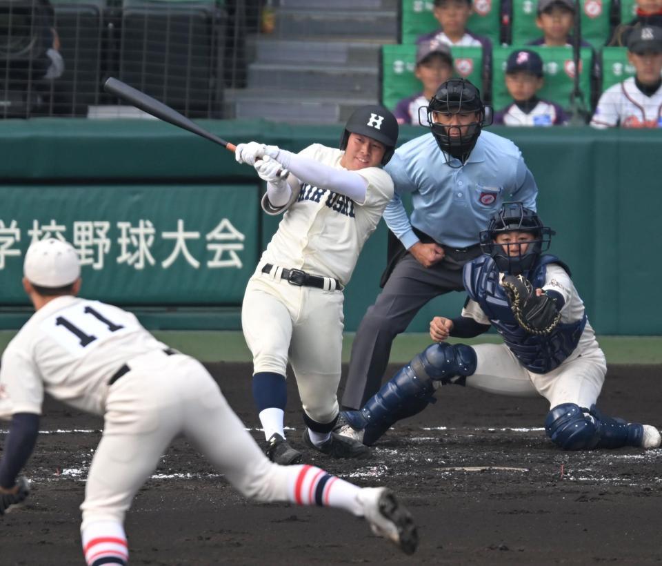 　２回、先制打を放つ広島商・徳永啓人（撮影・飯室逸平）