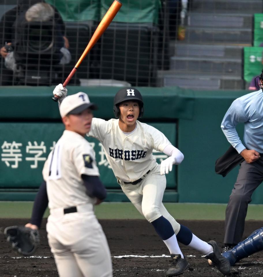 　２回、走者一掃の３点三塁打を放つ広島商・西村銀士（撮影・飯室逸平）