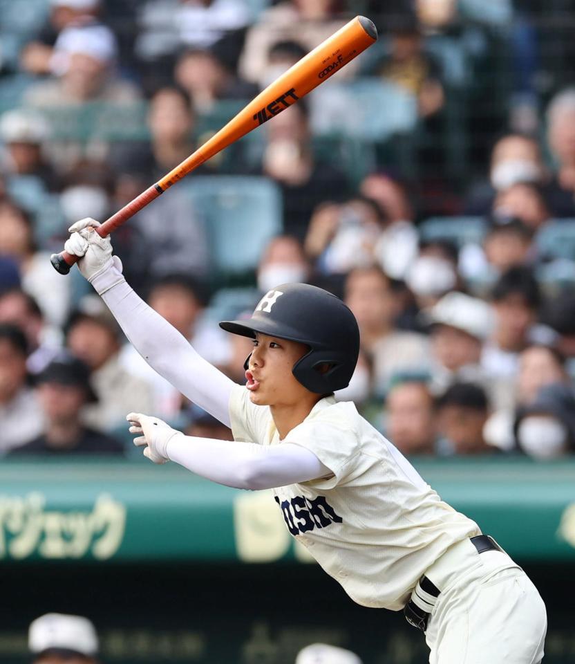 　２回、左中間に走者一掃の適時三塁打を放つ広島商・西村銀士（撮影・山口登）