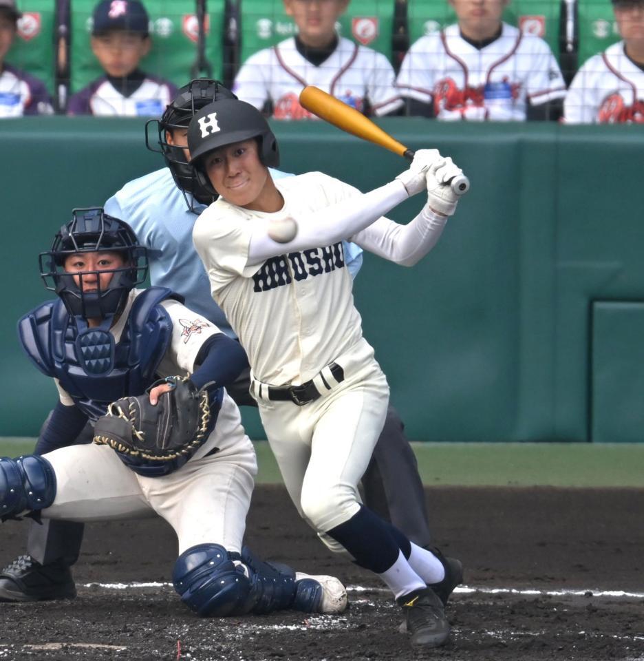 　２回、適時内野安打を放つ広島商・中本拓志（撮影・飯室逸平）