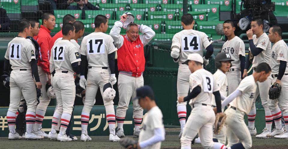 　ナインに声をかける東洋大姫路・岡田監督（中央）＝撮影・飯室逸平