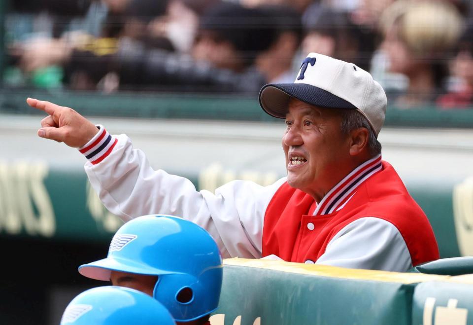 　ベンチから指示を出す東洋大姫路・岡田龍生監督（撮影・山口登）