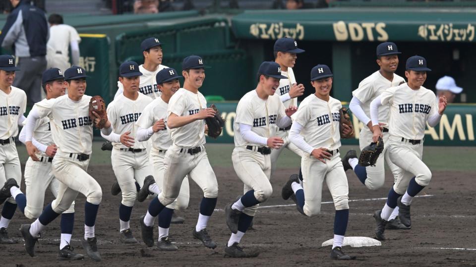 　準々決勝進出を決め、応援団のもとへ駆け出す広島商ナイン（撮影・飯室逸平）