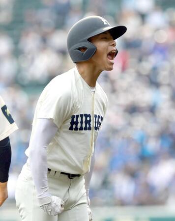 　２回、走者一掃の三塁打を放ち、雄たけびを上げる広島商・西村