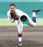 　帽子を飛ばして力投する徳永（撮影・山口登）