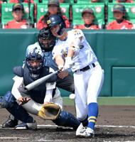 　４回、適時二塁打を放つ聖光学院・竹内啓汰（撮影・飯室逸平）