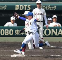 　５回、懸命のベースカバーに入る聖光学院・大嶋哲平（撮影・飯室逸平）