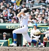 　７回、レフトへ適時逆転打を放つ聖光学院・竹内啓汰（撮影・今井雅貴）