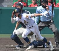 　７回、適時打を放つ聖光学院・細谷丈（撮影・飯室逸平）