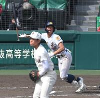 　７回、適時二塁打を放つ聖光学院・石沢琉聖（撮影・飯室逸平）