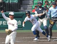 　８回、適時打を放つ聖光学院・竹内啓汰（撮影・飯室逸平）