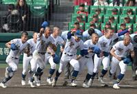 　ベスト８進出を決め、応援団のもとへ駆け出す聖光学院ナイン（撮影・飯室逸平）