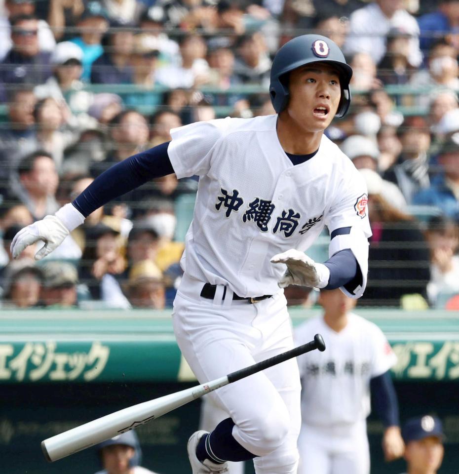 　８回、右前打を放つ沖縄尚学・宜野座