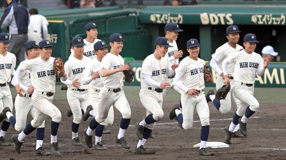 　準々決勝進出を決め、応援団のもとへ駆け出す広島商ナイン（撮影・飯室逸平）