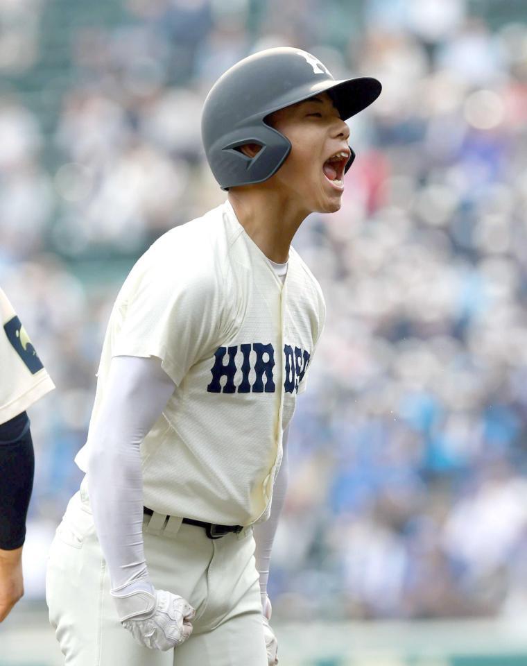 　２回、走者一掃の三塁打を放ち、雄たけびを上げる広島商・西村