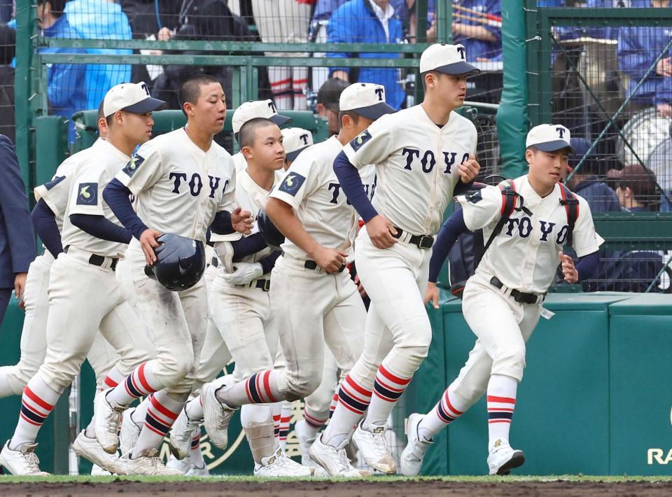 　あいさつを終えて引き揚げる阪下（右から２人目）ら東洋大姫路ナイン