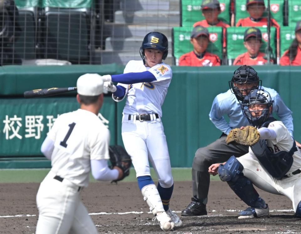 　４回、同点打を放つ聖光学院・大嶋哲平（撮影・飯室逸平）