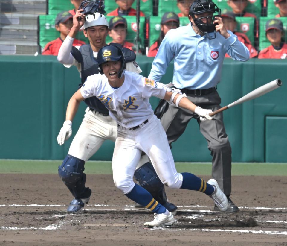　７回、勝ち越しタイムリーを放つ聖光学院・竹内啓汰（撮影・飯室逸平）