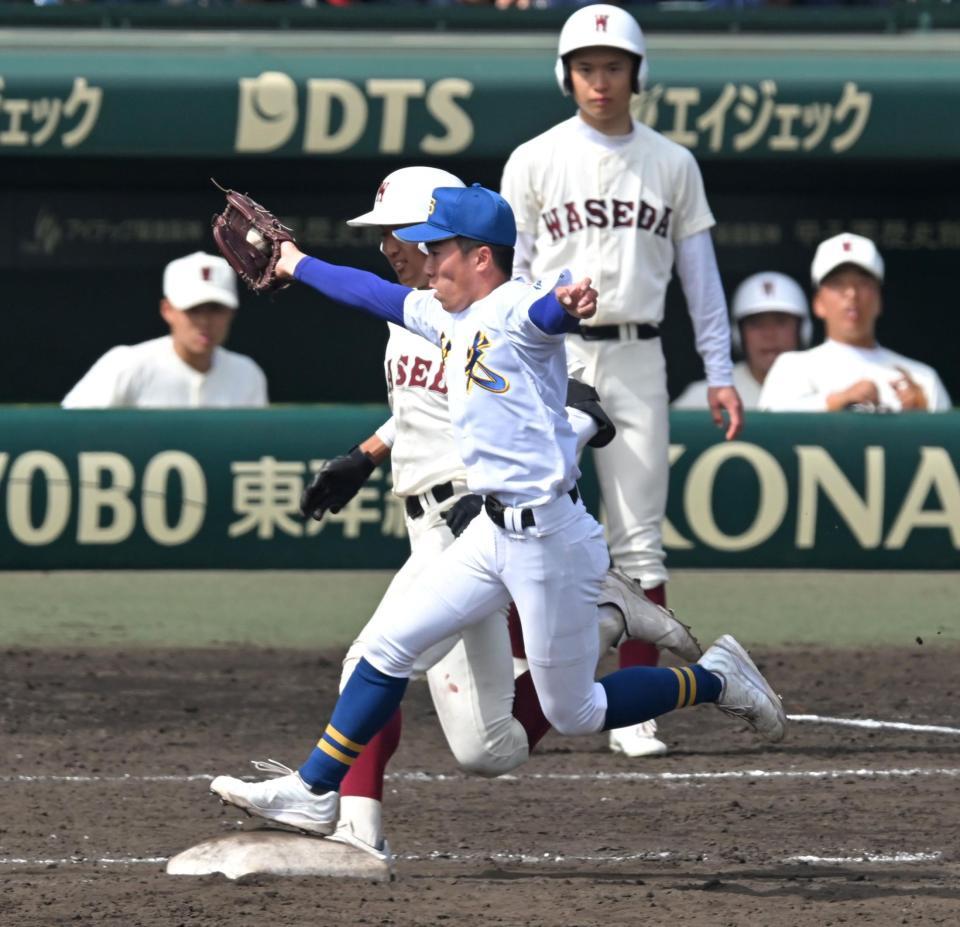 　５回、懸命のベースカバーに入る聖光学院・大嶋哲平（撮影・飯室逸平）