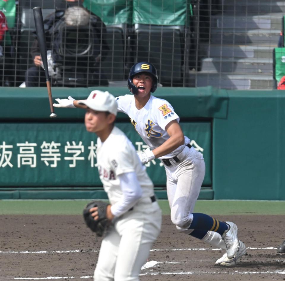 　７回、適時二塁打を放つ聖光学院・石沢琉聖（撮影・飯室逸平）