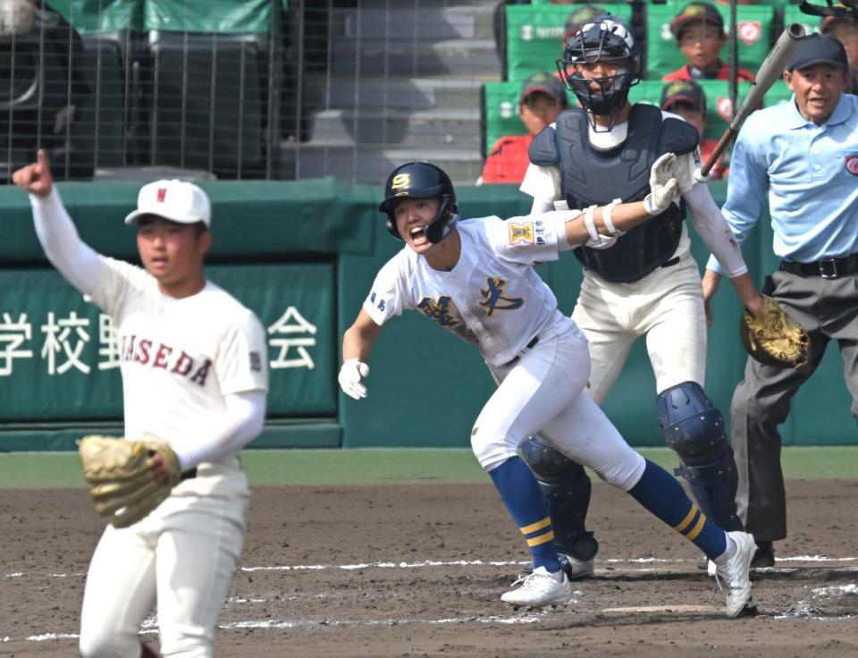 　８回、適時打を放つ聖光学院・竹内啓汰（撮影・飯室逸平）