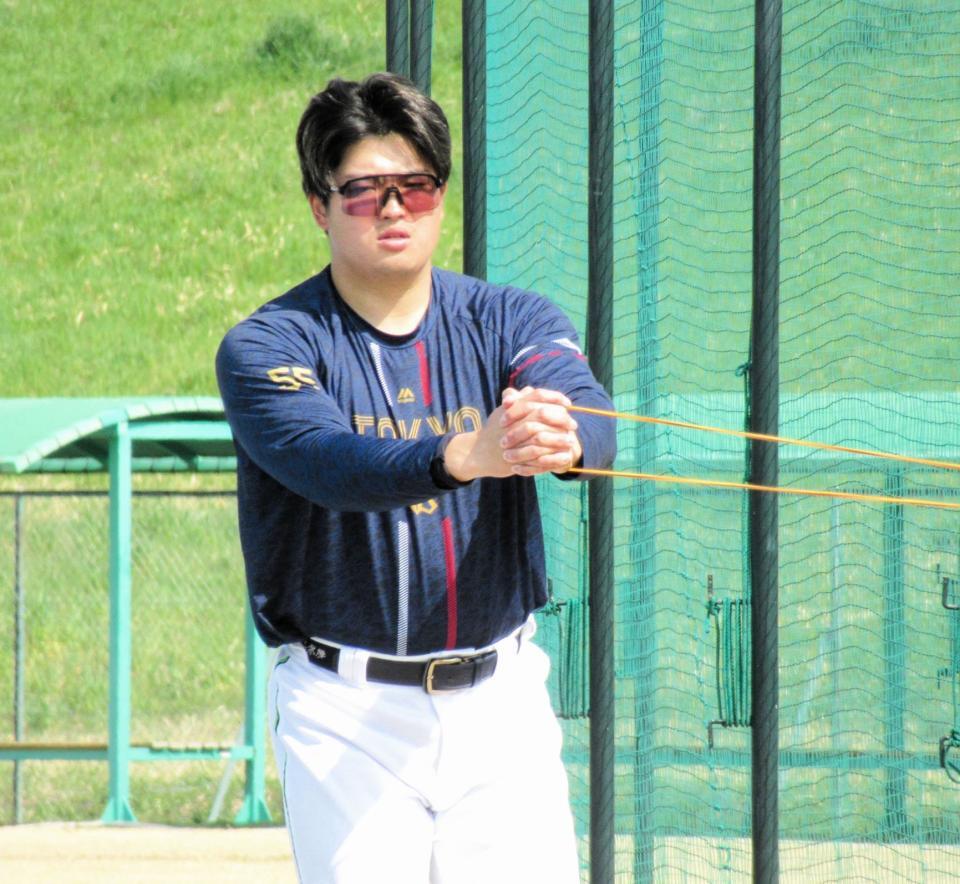 　調整を行う村上