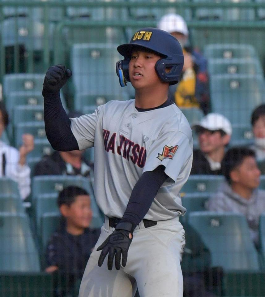 　８回、２点適時三塁打を放ち、塁上で拳を掲げる浦和実・三島陽之介（撮影・神子素慎一）