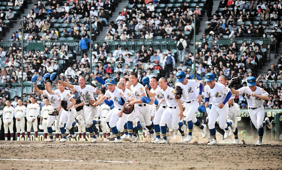 　逆転勝利を収め、歓喜する聖光学院ナイン（撮影・今井雅貴）