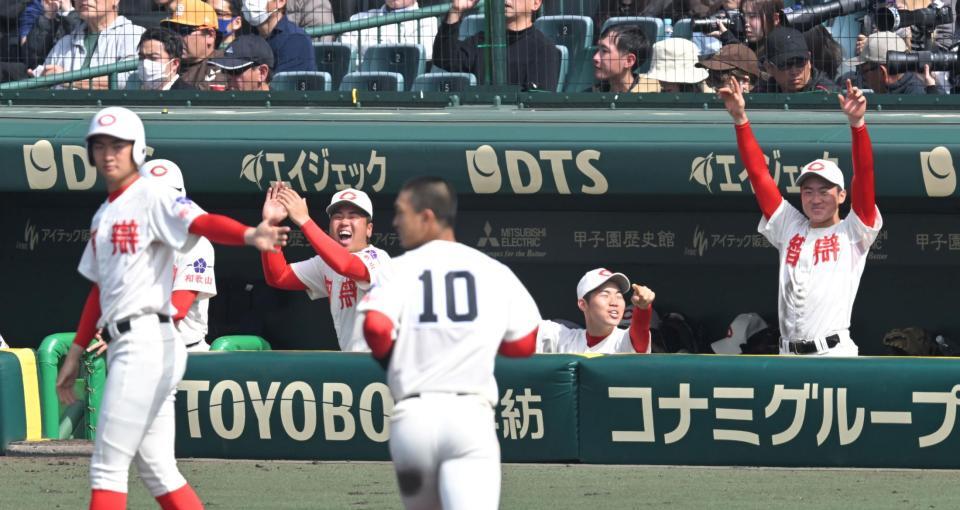 　４回、追加点に沸く智弁和歌山ナイン（撮影・飯室逸平）