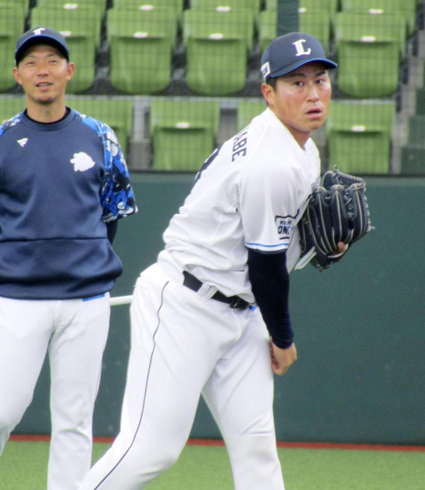 　全体練習でキャッチボールする西武の渡部聖（右）＝ベルーナドーム