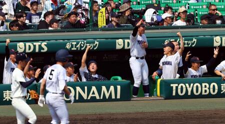 　６回、勝ち越し盛り上がる横浜ナイン（撮影・山口登）