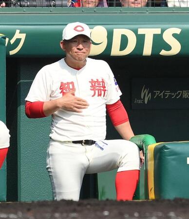 　３回、ベンチから指示を出す智弁和歌山・中谷仁監督（撮影・西田忠信）