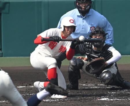 　２回、スクイズを決める智弁和歌山・黒川梨大郎（撮影・飯室逸平）