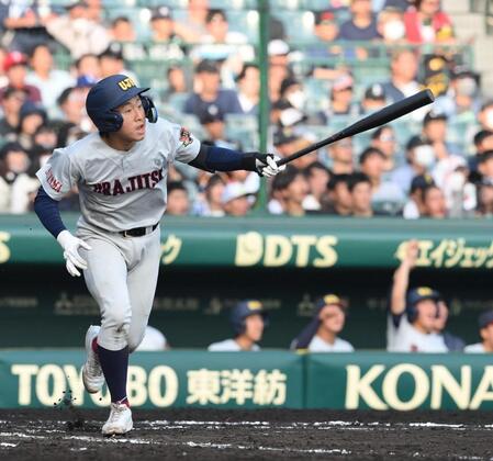 　３回、適時二塁打を放つ浦和実・野本大智（撮影・西田忠信）