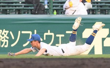 　８回、浦和実・石戸颯汰の打球を好捕する聖光学院・芳賀巧（撮影・西田忠信）