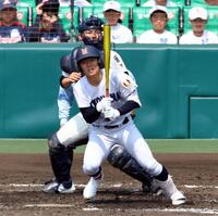 　５回、左前に同点適時打を放つ横浜・江坂佳史（撮影・山口登）