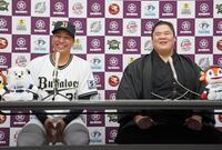 　パ・リーグ６球団と日本相撲協会のスペシャルコラボが決まり会見する宇良（右）と古田島（撮影・立川洋一郎）