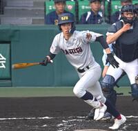 　３回、先制打を放つ浦和実・山根大智（撮影・飯室逸平）