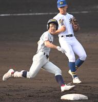 ３回、三塁打を放ち激走する浦和実・佐々木悠里（撮影・飯室逸平）