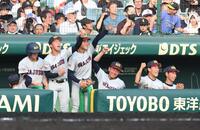 　３回、浦和実・野本大智の適時二塁打を喜ぶ浦和実ベンチ（撮影・西田忠信）