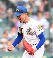 　６回、浦和実・佐々木悠里を併殺に仕留めほえる聖光学院・管野蓮（撮影・西田忠信）