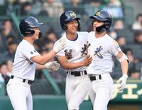 　６回、３ランを放ち仲間の祝福を受ける聖光学院・細谷丈（右）＝撮影・西田忠信