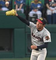 　７回、打球に飛びつく浦和実・石戸颯汰（撮影・飯室逸平）