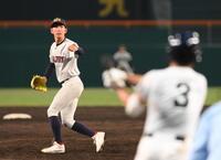 　延長１０回、聖光学院・菊地政善（右）を中飛に仕留める浦和実・石戸颯汰（撮影・西田忠信）