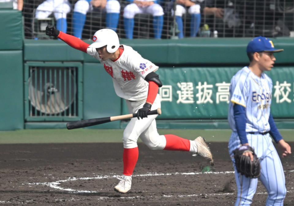 　３回、適時打を放ち拳を突き上げる智弁和歌山・大谷（撮影・飯室逸平）