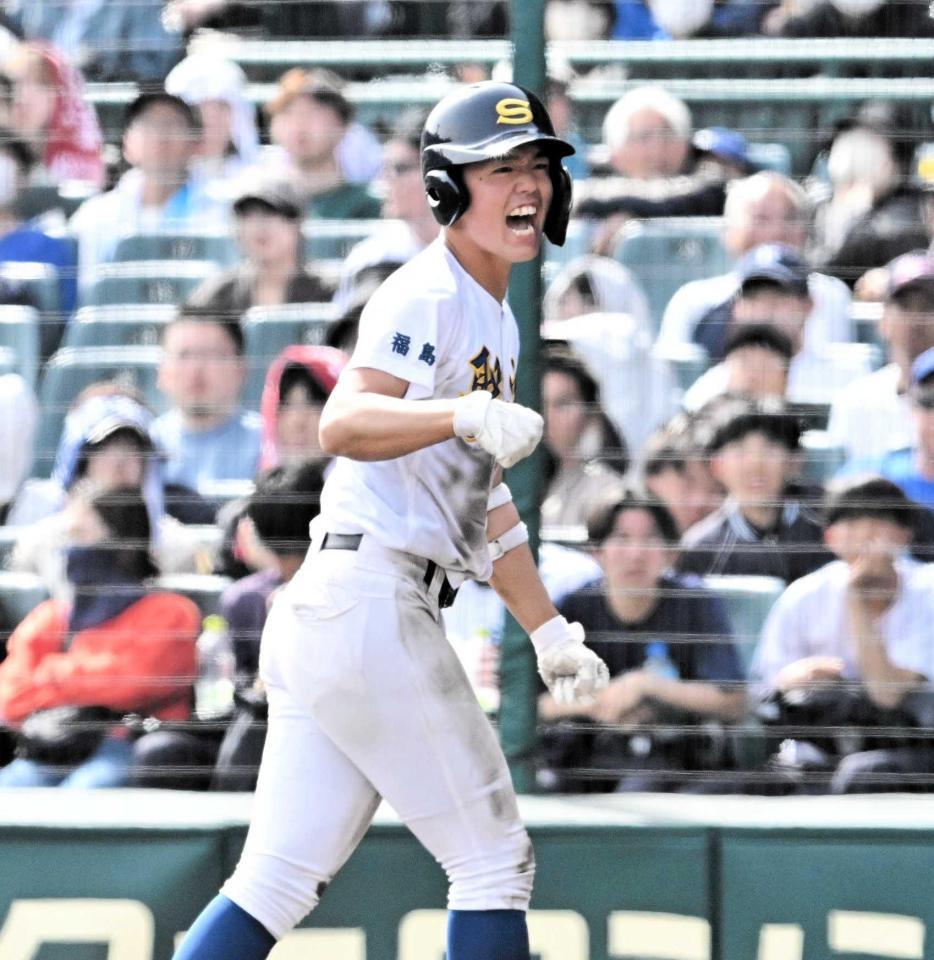 　８回、中前適時打を放ち、大喜びの聖光学院・竹内（撮影・今井雅貴）