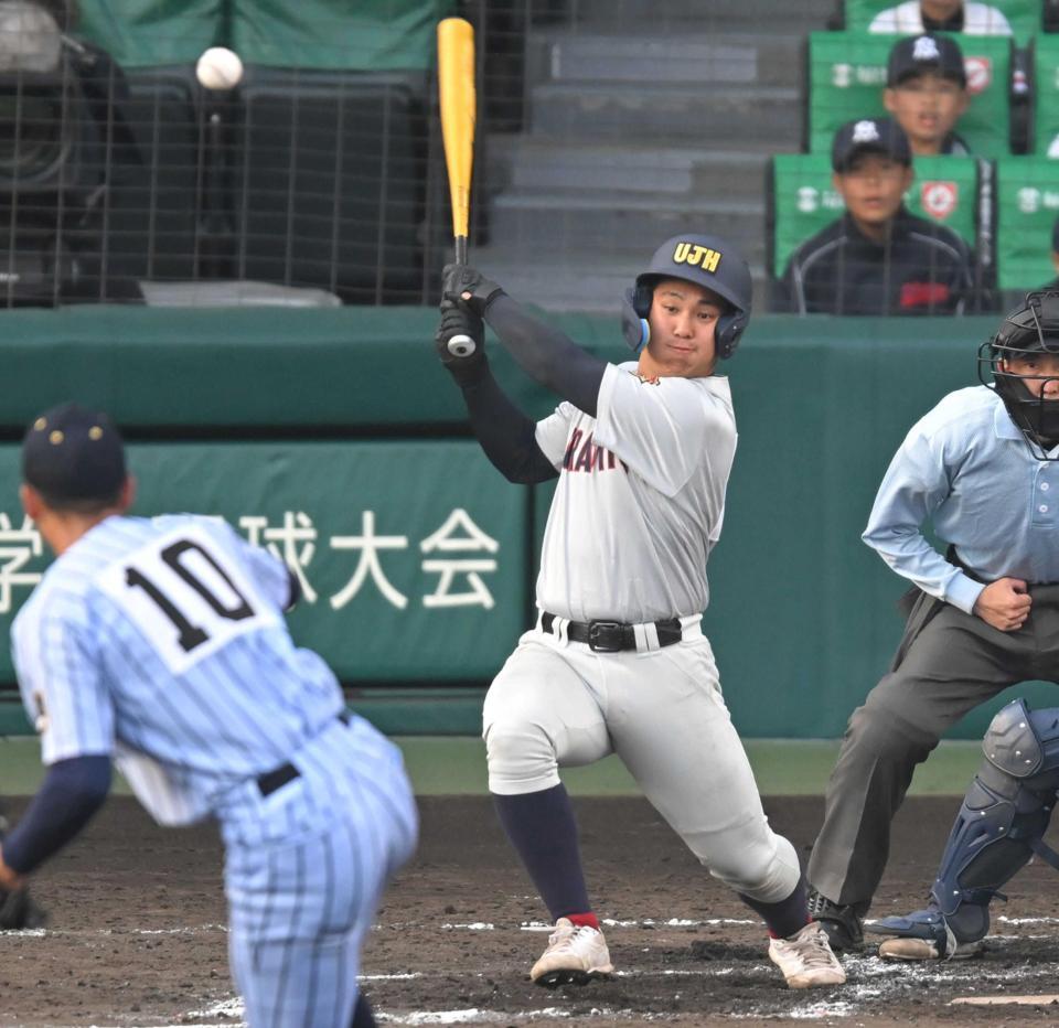 　８回、２点三塁打を放つ浦和実・三島（撮影・飯室逸平）