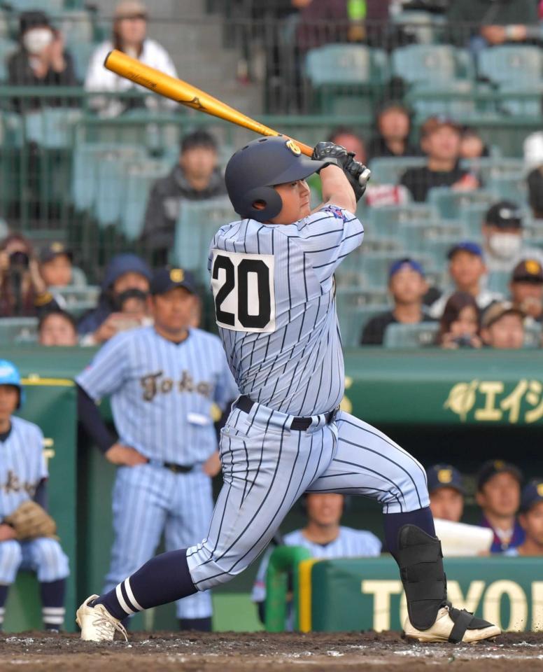 　９回、代打で登場し力強くスイングする東海大札幌・藤根（撮影・神子素慎一）
