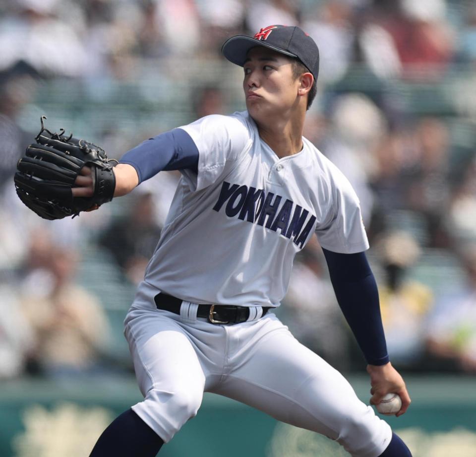 　２番手で登板する横浜・奥村頼