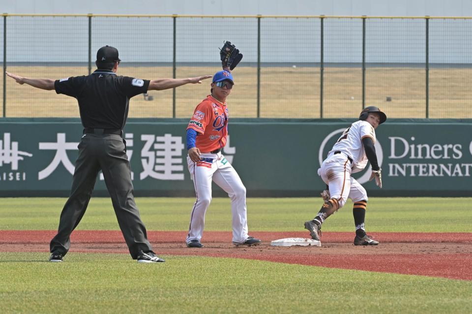 　２回、盗塁を決める浦田（撮影・持木克友）